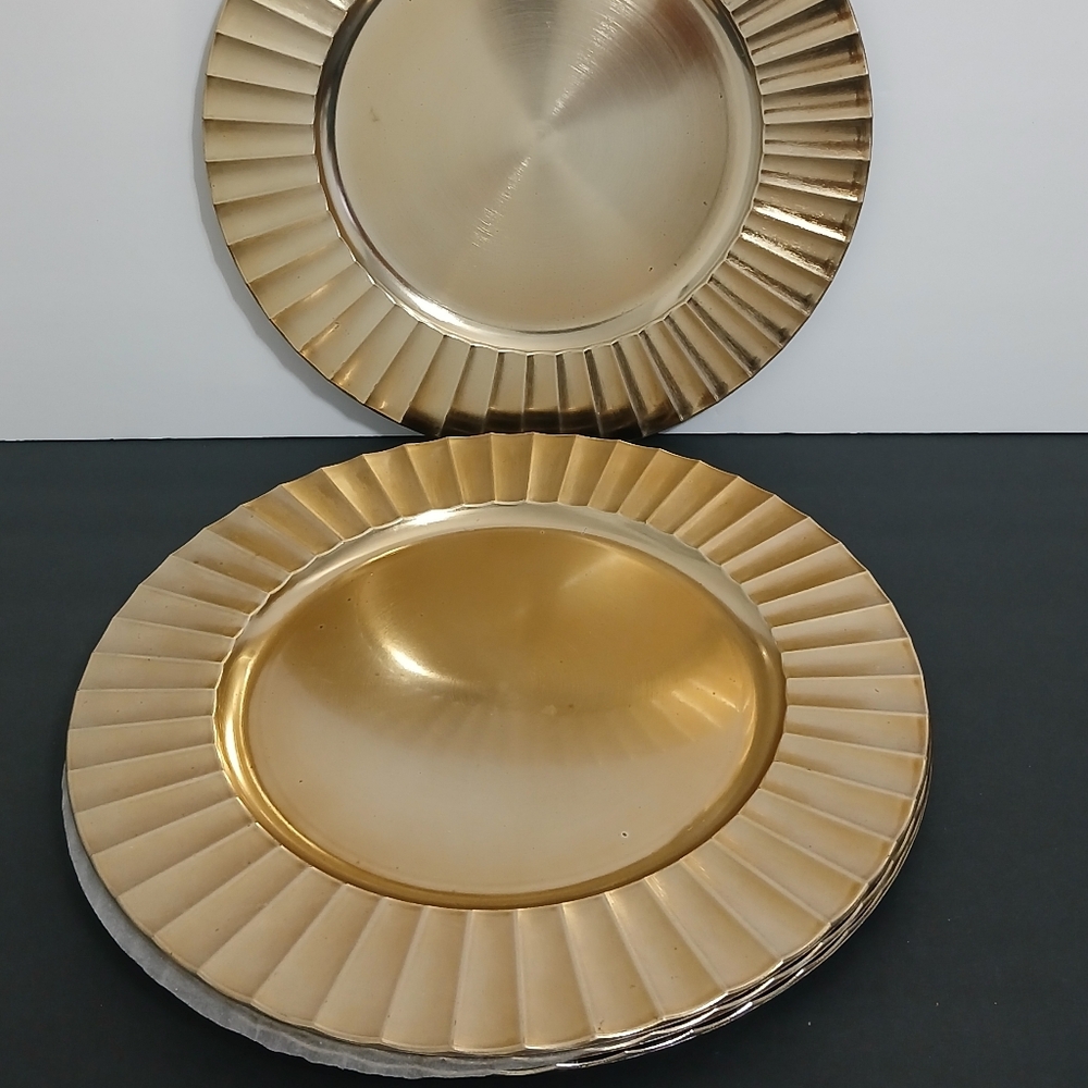 Elegant Gold Tone Ruffle Pattern Decorative Charger Plate Set 2 Pcs NEW